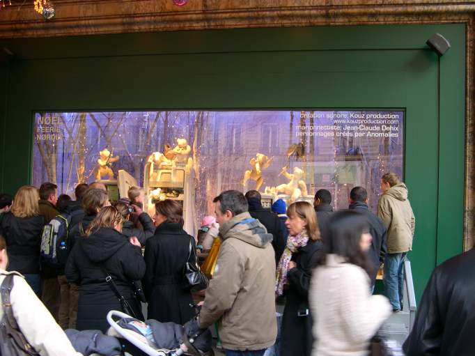  La foule devant une vitrine de noël